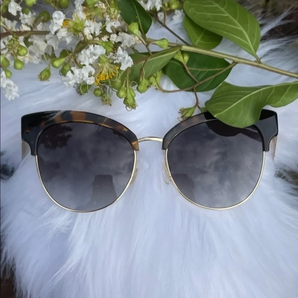 NWT Moschino Cat-Eye Tortoise Butterfly Sunnies